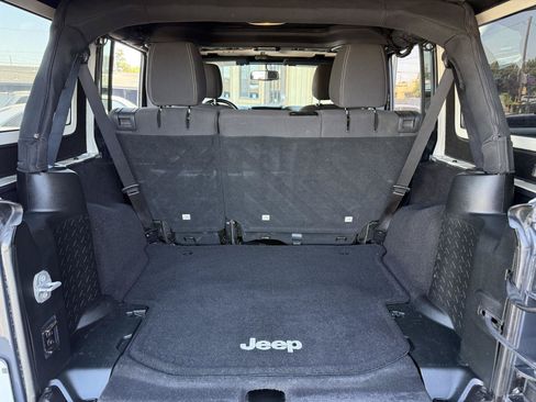 Used 2017 Jeep Wrangler Unlimited Rubicon w/ Cold Weather Group AWD/4WD image 20