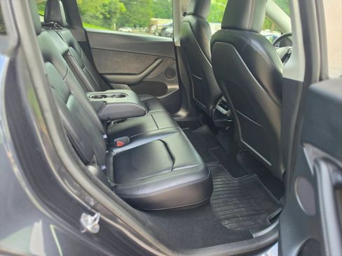 Used 2024 Tesla Model Y 2WD image 17