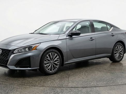 Used 2025 Nissan Altima 2.5 SV FWD image 3