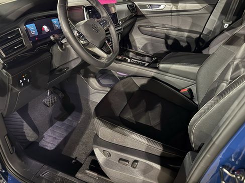 Used 2025 Volkswagen Atlas Cross Sport SE image 13