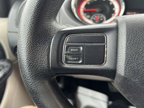 Used 2014 Dodge Grand Caravan SXT FWD image 17