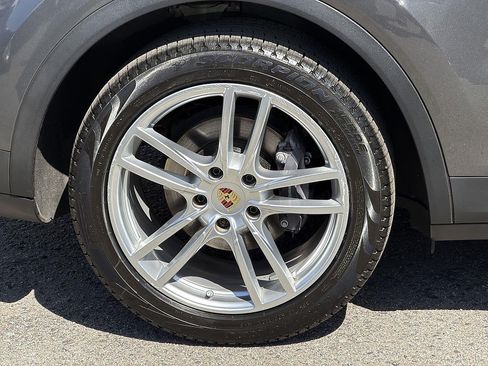 Used 2023 Porsche Cayenne AWD/4WD image 33