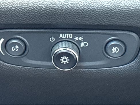 Used 2021 Chevrolet Traverse LT image 13