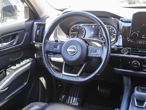Used 2023 Nissan Pathfinder SL AWD/4WD image 13