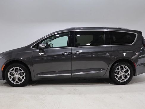 Used 2017 Chrysler Pacifica Limited w/ UConnect Theater Package FWD image 4
