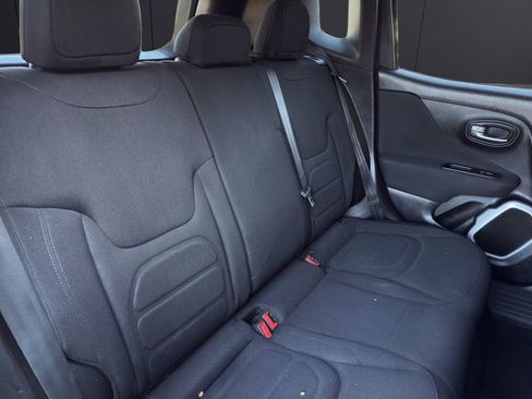 Used 2018 Jeep Renegade Latitude w/ Cold Weather Group image 19