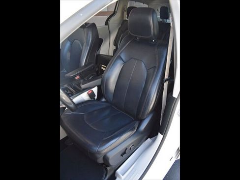 Used 2019 Chrysler Pacifica Touring-L image 17