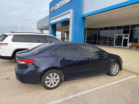 Used 2021 Toyota Corolla LE FWD image 2