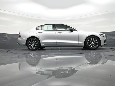 Used 2022 Volvo S60 B5 Inscription image 28