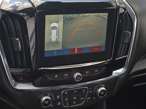 Used 2018 Chevrolet Traverse LT FWD image 2