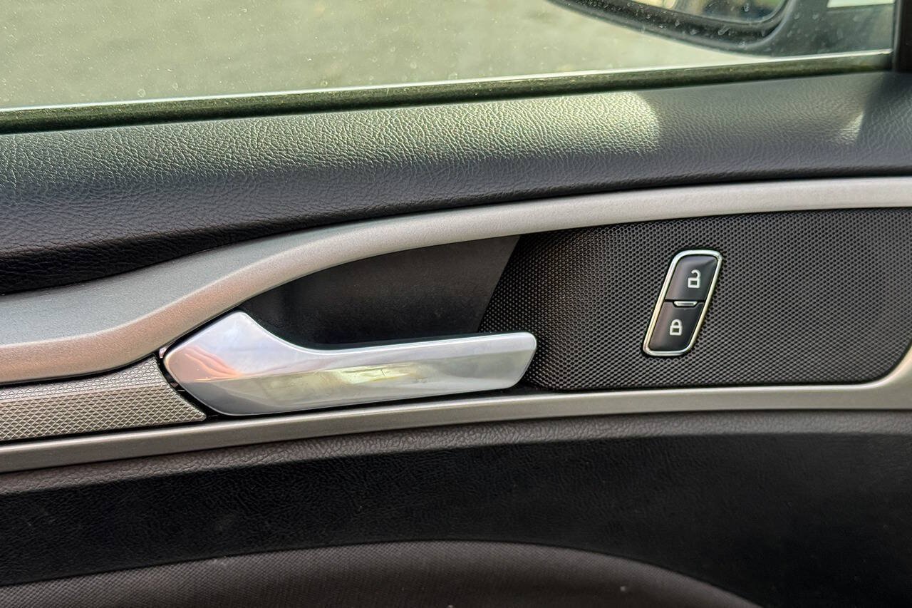 Used 2018 Ford Fusion SE FWD image 24