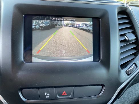 Used 2019 Jeep Cherokee Latitude Plus AWD/4WD image 9