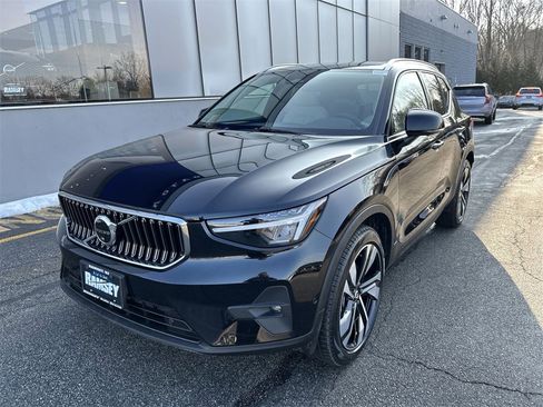 Certified 2023 Volvo XC40 B5 Plus w/ Driver Assist Package image 4