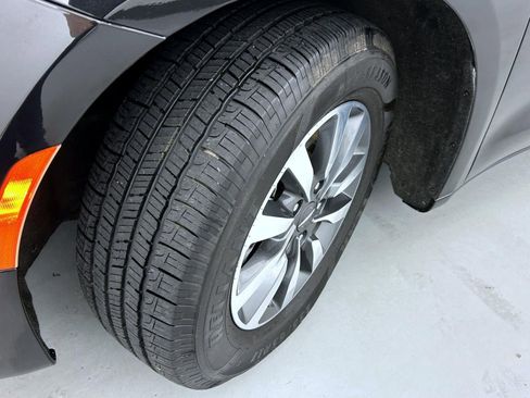 Used 2021 Chrysler Pacifica Touring-L image 21