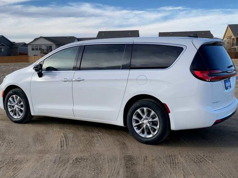 New 2026 Chrysler Pacifica Select AWD/4WD image 6