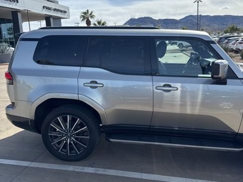 Used 2024 Lexus GX 550 image 2
