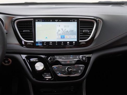 New 2026 Chrysler Pacifica Pinnacle image 17