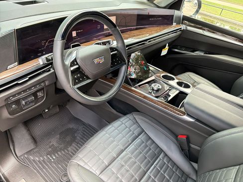 Certified 2025 Cadillac Escalade Sport Platinum w/ LPO, ONYX Package AWD/4WD image 4
