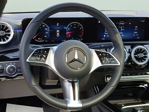Used 2025 Mercedes-Benz CLA 250 4MATIC image 10