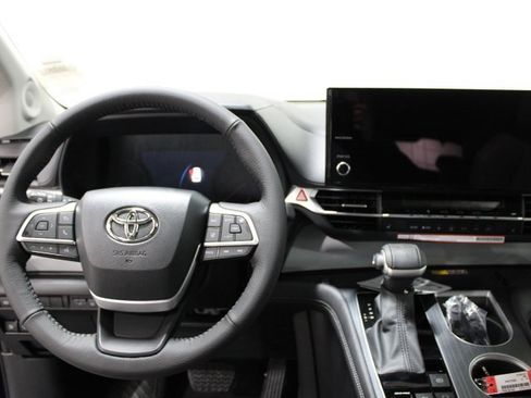 New 2026 Toyota Sienna XLE image 5