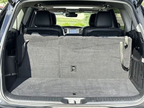 Used 2019 Toyota Highlander XLE AWD/4WD image 25