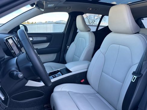 Used 2025 Volvo XC40 B5 Plus w/ Protection Package Premier image 5