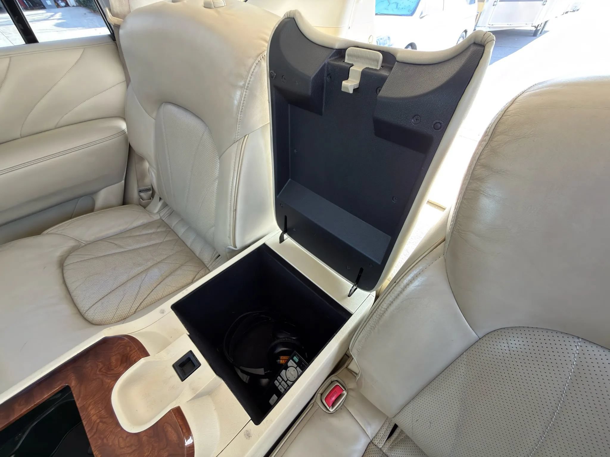 Used 2016 INFINITI QX80 4WD w/ Deluxe Technology Package image 14