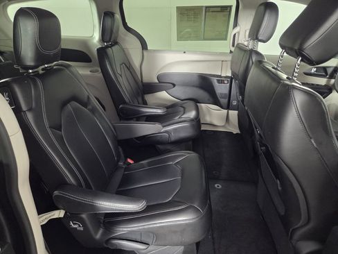 Used 2023 Chrysler Pacifica Touring-L FWD image 30