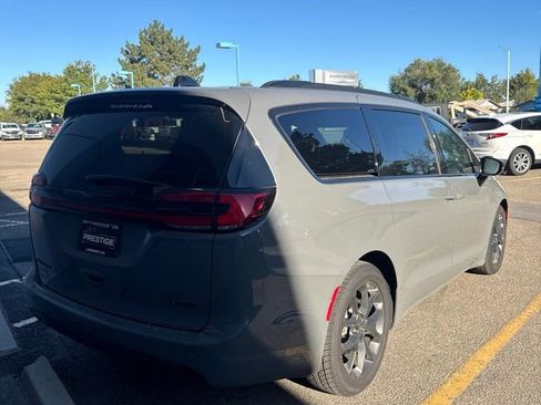 Used 2025 Chrysler Pacifica Limited FWD image 2