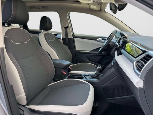 Certified 2025 Volkswagen Taos SE AWD/4WD image 10
