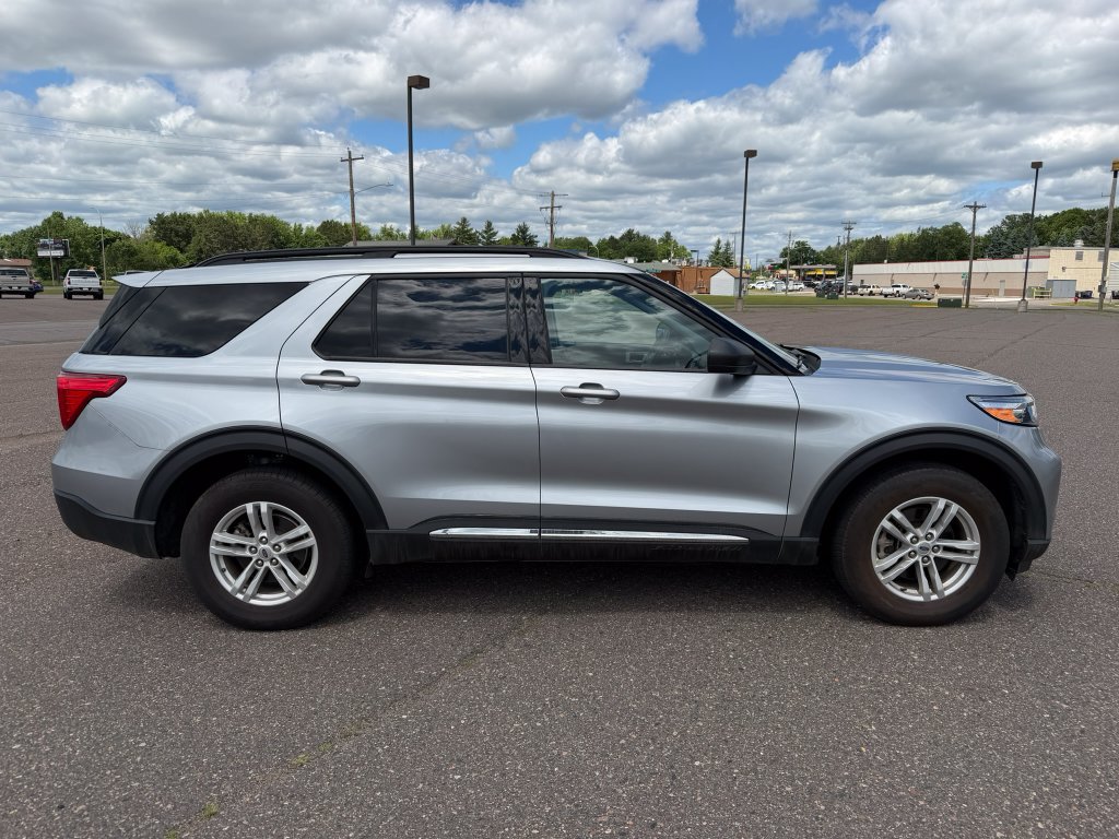 Used 2022 Ford Explorer XLT w/ Equipment Group 202A AWD/4WD image 2