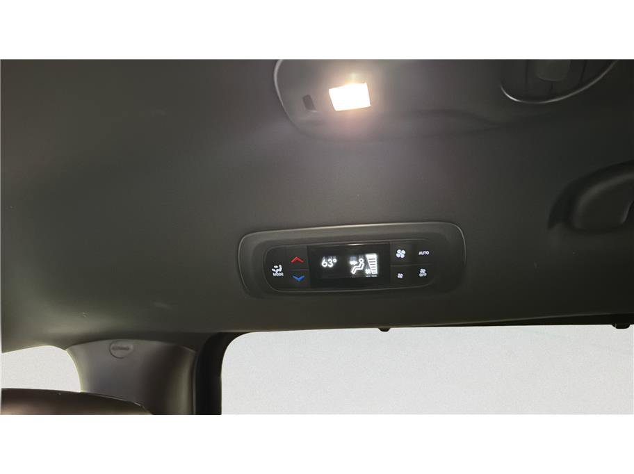 Used 2025 Chrysler Pacifica Select FWD image 26
