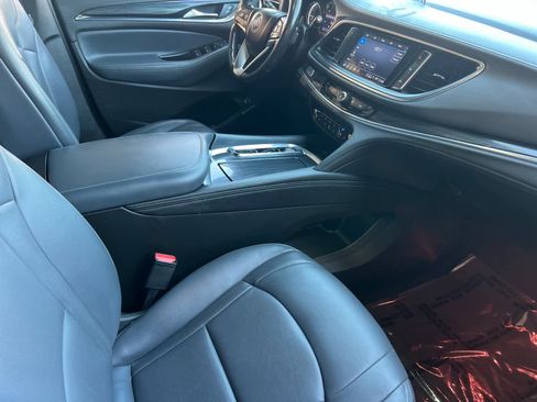 Used 2022 Buick Enclave Essence image 13