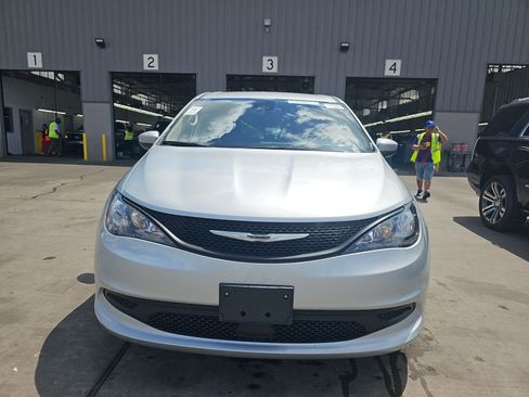 Used 2023 Chrysler Voyager LX image 2