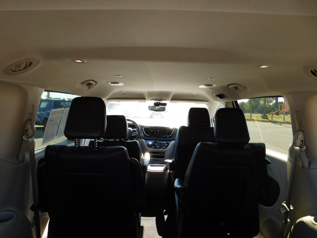 Used 2024 Chrysler Pacifica Limited FWD image 9