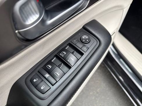 Used 2018 Chrysler Pacifica Limited w/ Advanced Safetytec Group FWD image 12