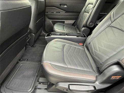 Used 2024 Nissan Pathfinder Platinum image 17
