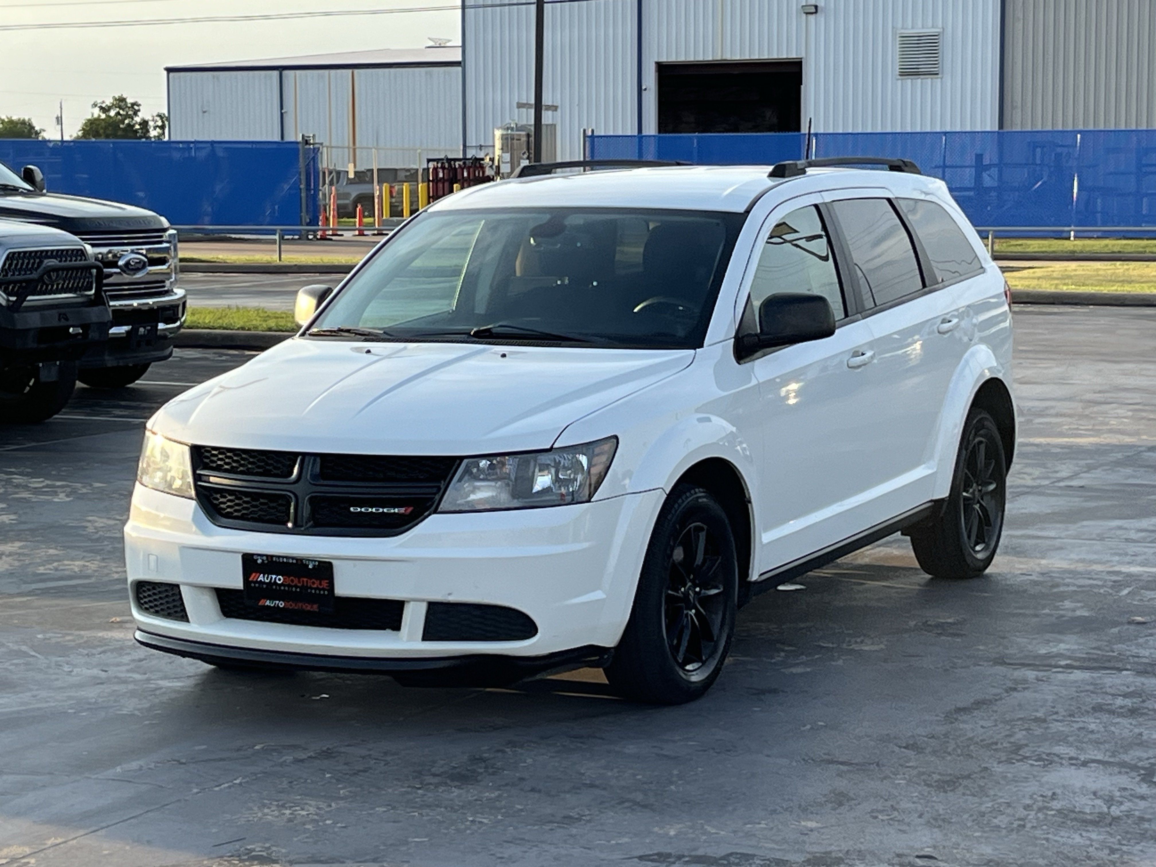 Used 2020 Dodge Journey SE w/ Blacktop Package FWD image 3