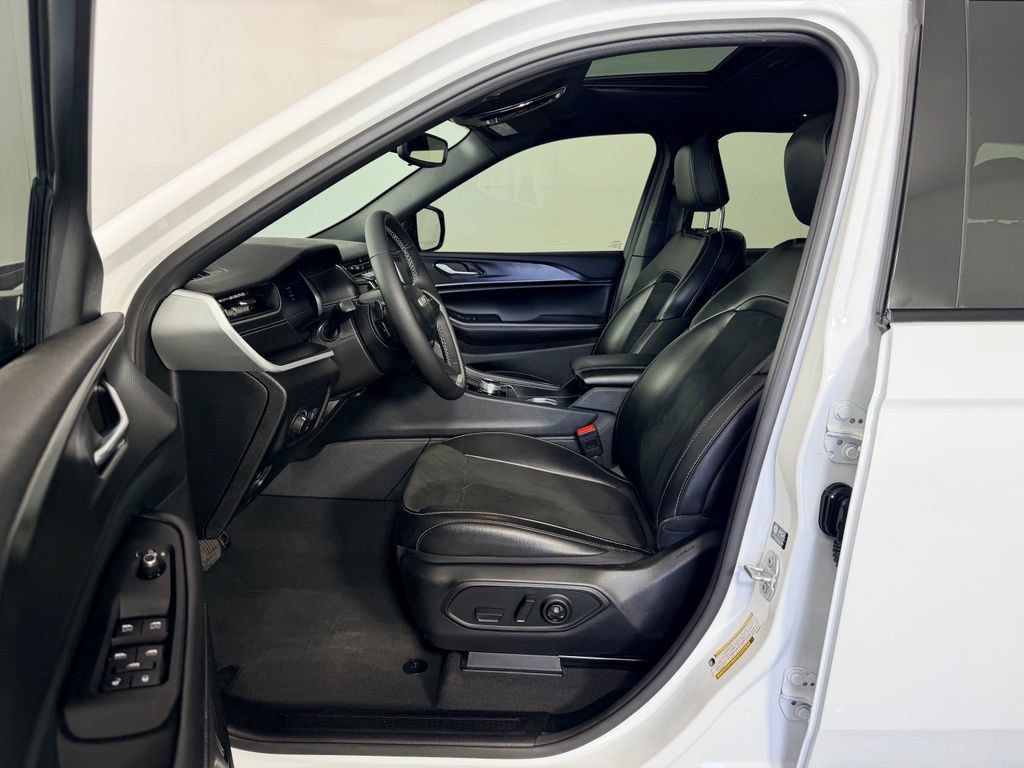 Used 2025 Jeep Grand Cherokee Altitude RWD image 32