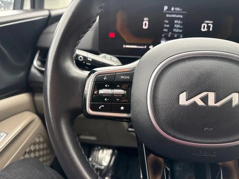Used 2025 Kia Carnival FWD image 19