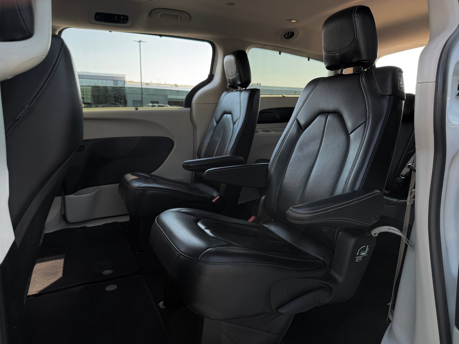 Used 2022 Chrysler Pacifica Touring-L FWD image 26