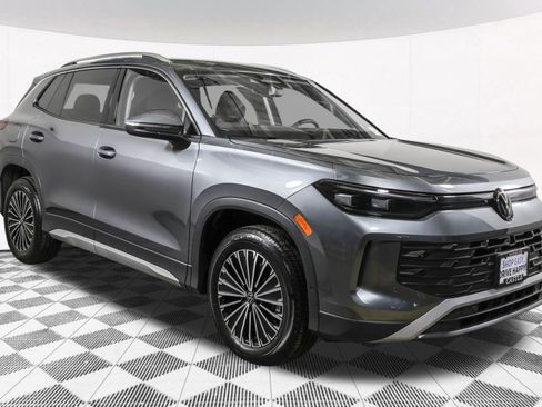 Used 2025 Volkswagen Tiguan S w/ 18" Wheel Package image 11