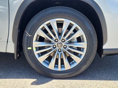 New 2026 Toyota Highlander Platinum AWD/4WD image 14