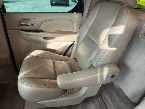 Used 2011 Cadillac Escalade Premium RWD image 24