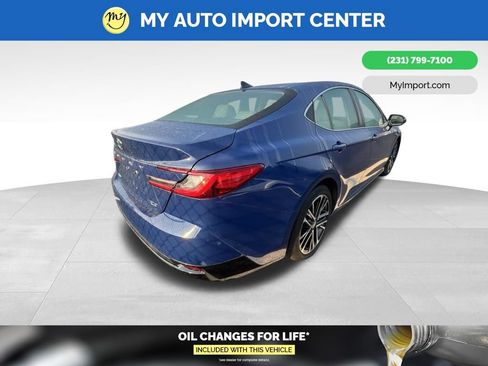 Used 2025 Toyota Camry XLE FWD image 6
