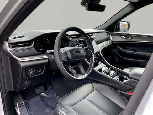 Used 2025 Jeep Grand Cherokee Limited AWD/4WD image 17