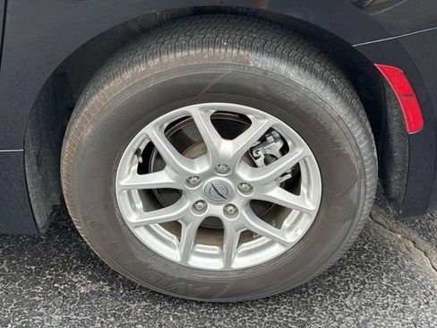 Used 2024 Chrysler Pacifica Touring-L FWD image 37