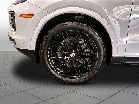 Used 2024 Porsche Cayenne AWD/4WD image 10