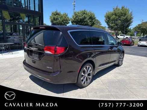 Used 2017 Chrysler Pacifica Limited w/ UConnect Theater Package FWD image 6