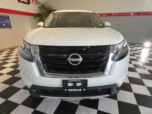 Used 2022 Nissan Pathfinder SL image 2